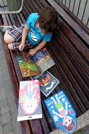 Розмальовки, книжки з наліпками, альбоми для творчості для дітей від 3 до 6 років.